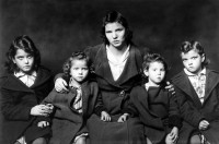 http://bernalespacio.com/files/gimgs/th-47_Mike DisfarmerUntitled, (sad mother with four girls), 1939-46.jpg